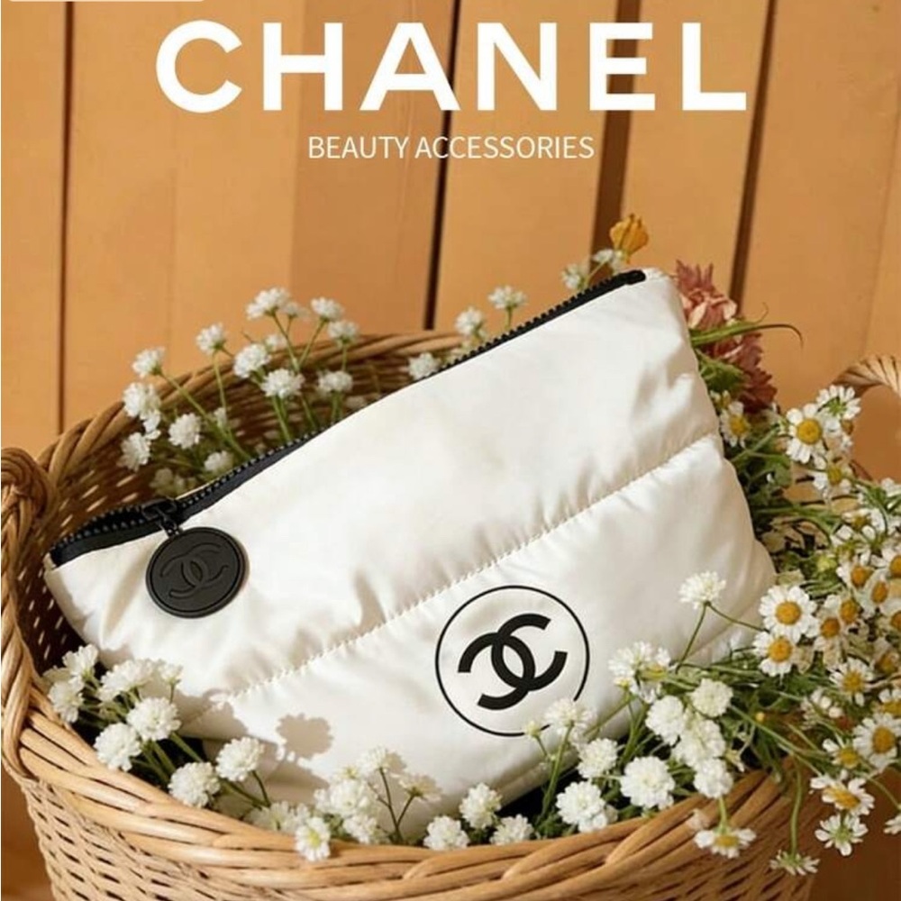 💞- Chanel white puffy makeup bag pouch clutch cosmetic case - Picture 6 of 16
